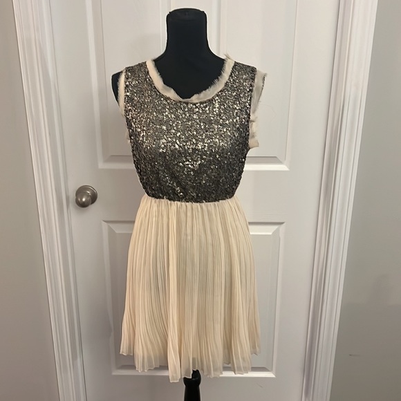 Cream colored dress with silver sequins - Picture 2 of 5